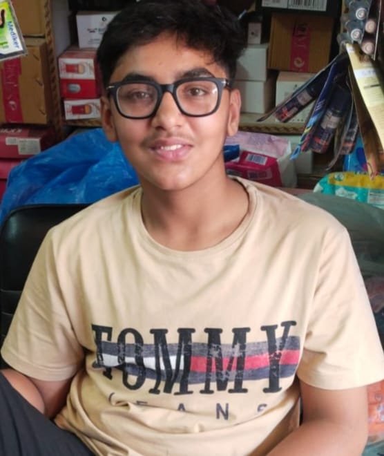 गली में घुमते आवारा कुत्तों का जमावड़ा। गली में घुमते आवारा कुत्तों का जमावड़ा।