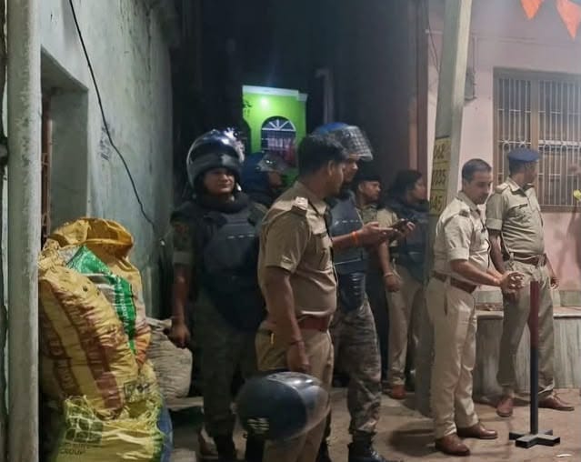 घटनास्थल पर जांच करती पुलिस