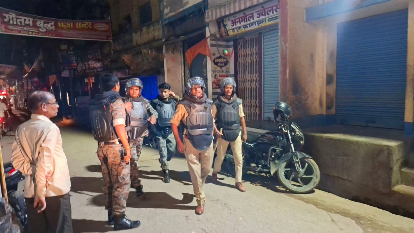 घटनास्थल पर जांच करती पुलिस