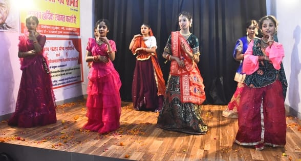 हास्य नाटक ''हाय हैंडसम'' का मंचन सोमवार को कैसरबाग स्थित बलराज साहनी प्रेक्षागृह में किया गया। हास्य नाटक ''हाय हैंडसम'' का मंचन सोमवार को कैसरबाग स्थित बलराज साहनी प्रेक्षागृह में किया गया।