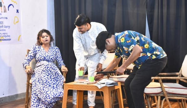हास्य नाटक ''हाय हैंडसम'' का मंचन सोमवार को कैसरबाग स्थित बलराज साहनी प्रेक्षागृह में किया गया। हास्य नाटक ''हाय हैंडसम'' का मंचन सोमवार को कैसरबाग स्थित बलराज साहनी प्रेक्षागृह में किया गया।