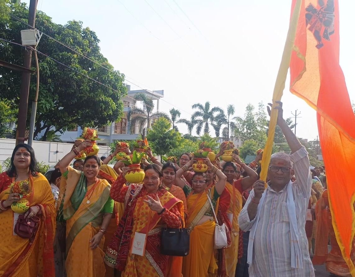 जगद्गुरु रामभद्राचार्य को माला पहनाते विधायक डॉ. नीरज बोरा। कथा शुरू होने से पहले निकाली गई कलश जगद्गुरु रामभद्राचार्य को माला पहनाते विधायक डॉ. नीरज बोरा। कथा शुरू होने से पहले निकाली गई कलश