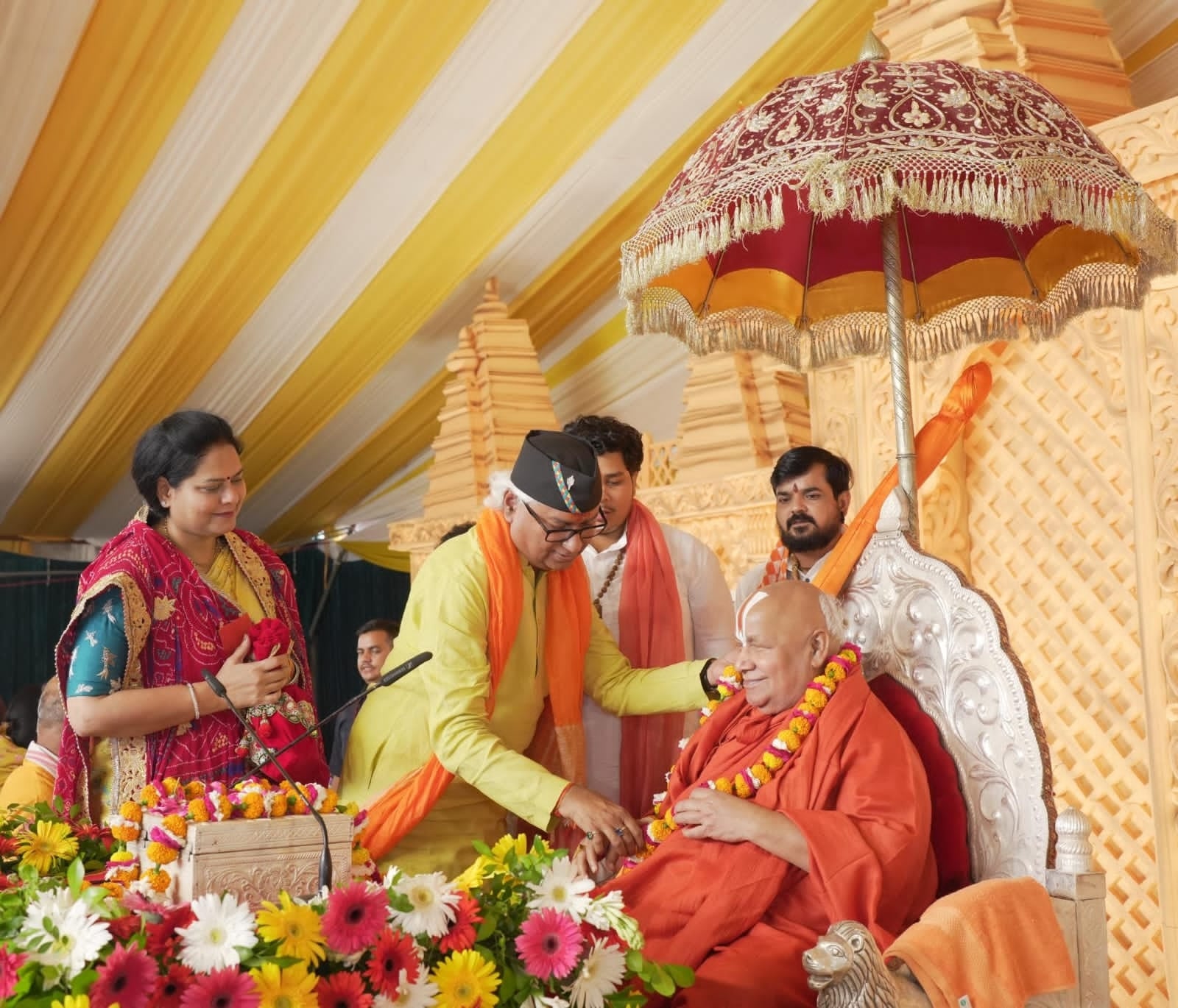 जगद्गुरु रामभद्राचार्य को माला पहनाते विधायक डॉ. नीरज बोरा। कथा शुरू होने से पहले निकाली गई कलश जगद्गुरु रामभद्राचार्य को माला पहनाते विधायक डॉ. नीरज बोरा। कथा शुरू होने से पहले निकाली गई कलश