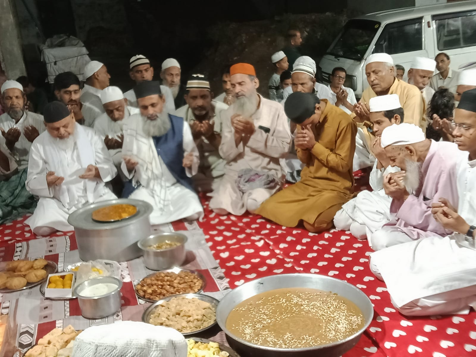 जहांगीराबाद में कव्वाली पेश करते मशहूर कव्वाल खलील साबरी और उनकी टीम। संवाद