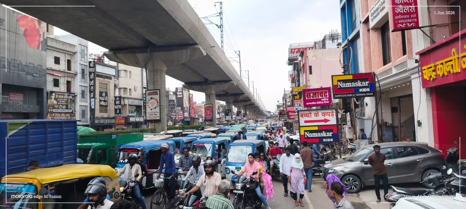 कानपुर रोड पर लोगों के प्रदर्शन से लंबा जाम लग गया। 