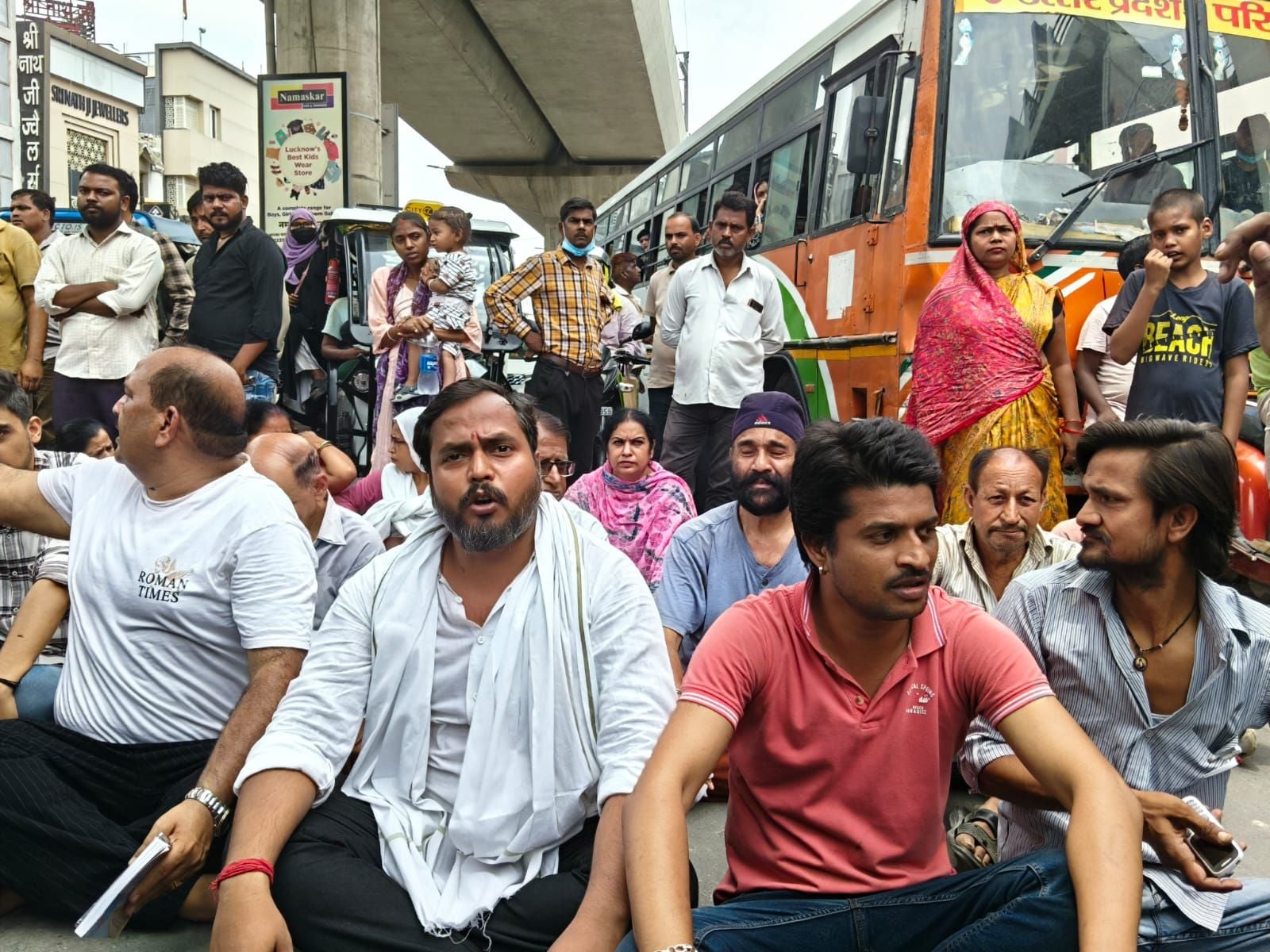 कानपुर रोड पर लोगों के प्रदर्शन से लंबा जाम लग गया। 