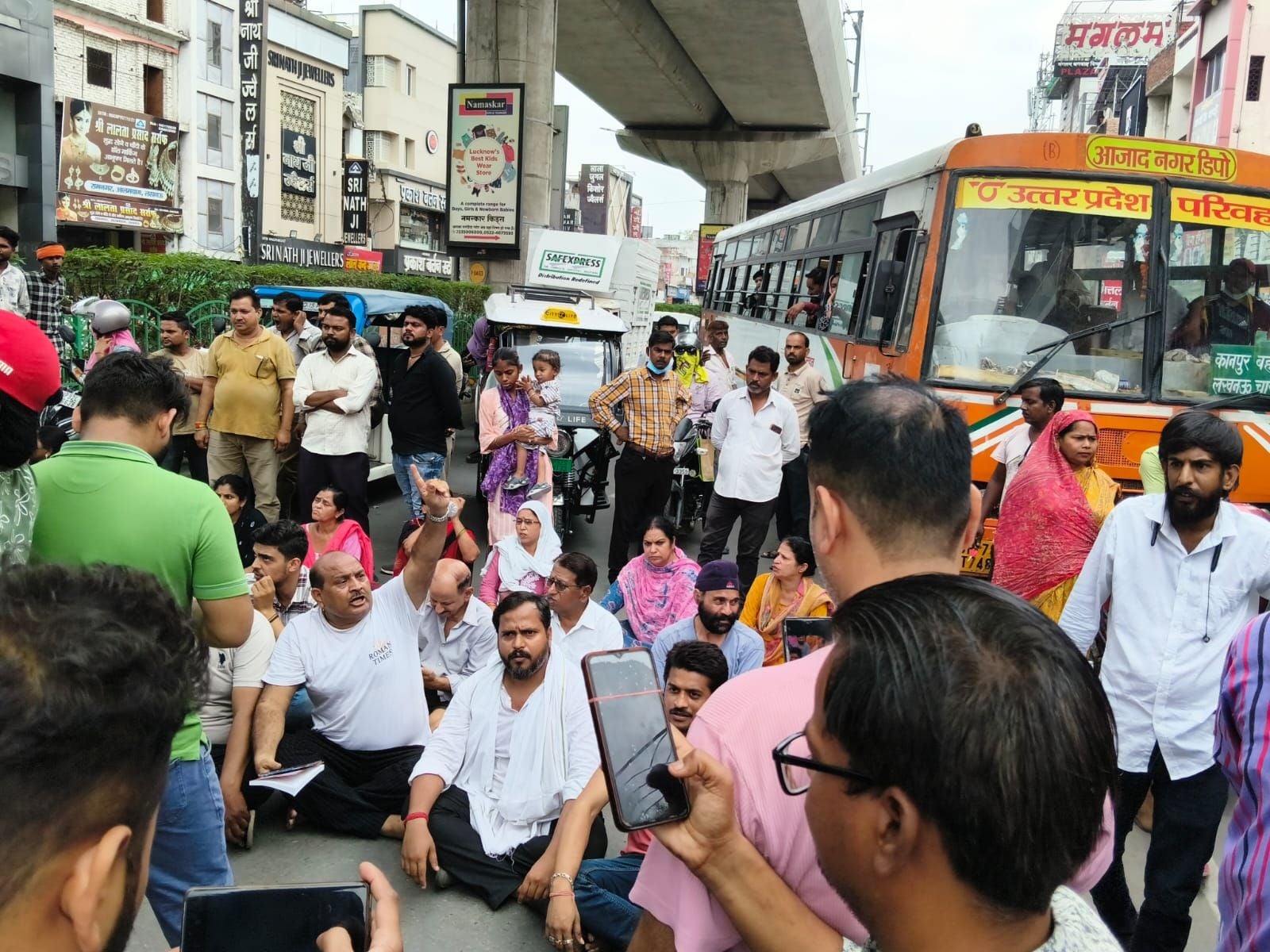 कानपुर रोड पर लोगों के प्रदर्शन से लंबा जाम लग गया। 