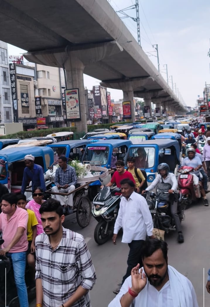 कानपुर रोड पर लोगों के प्रदर्शन से लंबा जाम लग गया। 