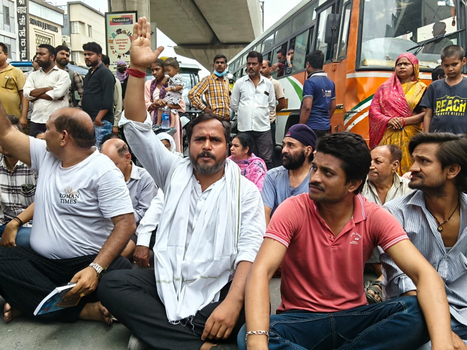 कानपुर रोड पर लोगों के प्रदर्शन से लंबा जाम लग गया। 