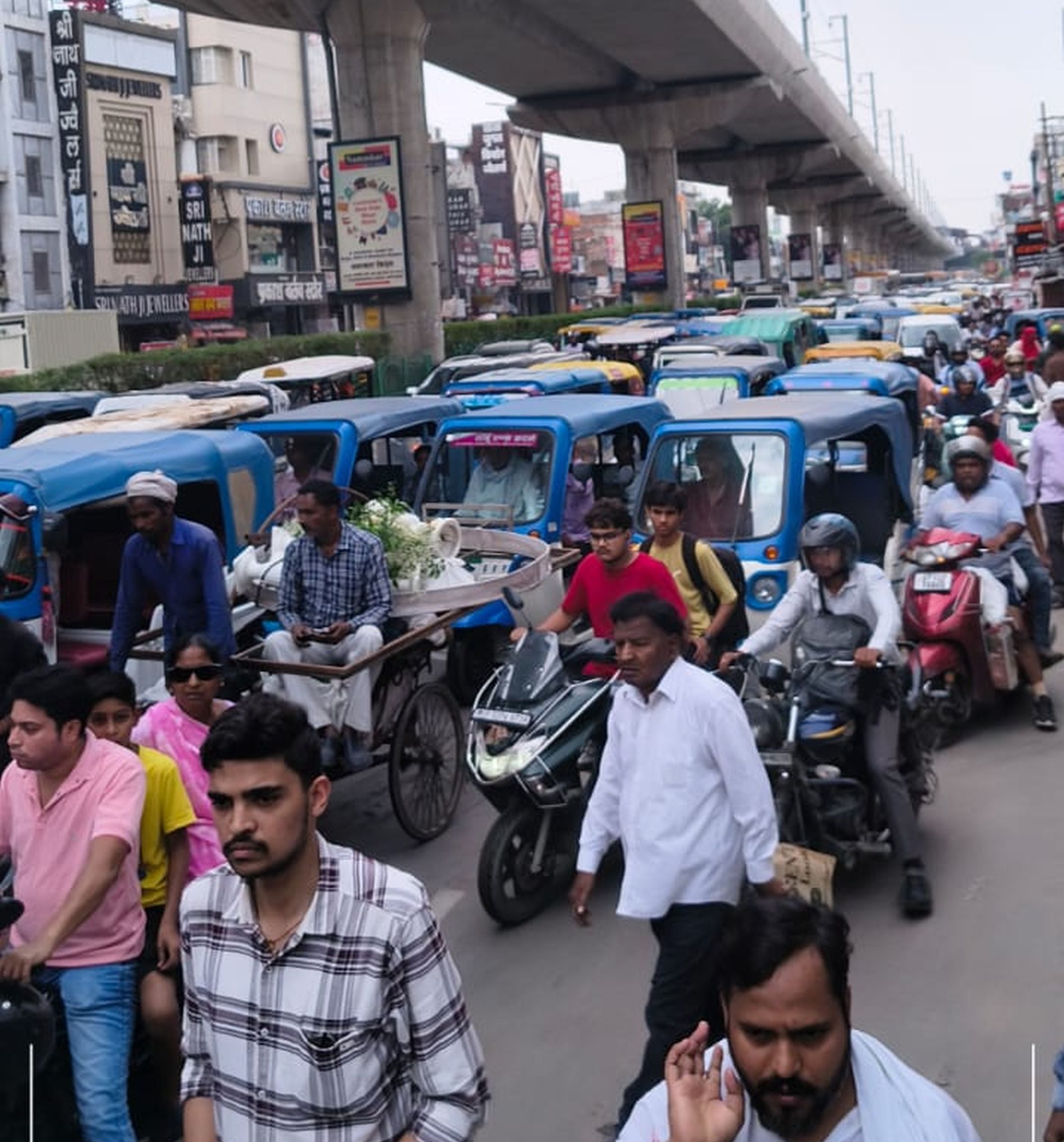कानपुर रोड पर लोगों के प्रदर्शन से लंबा जाम लग गया। 