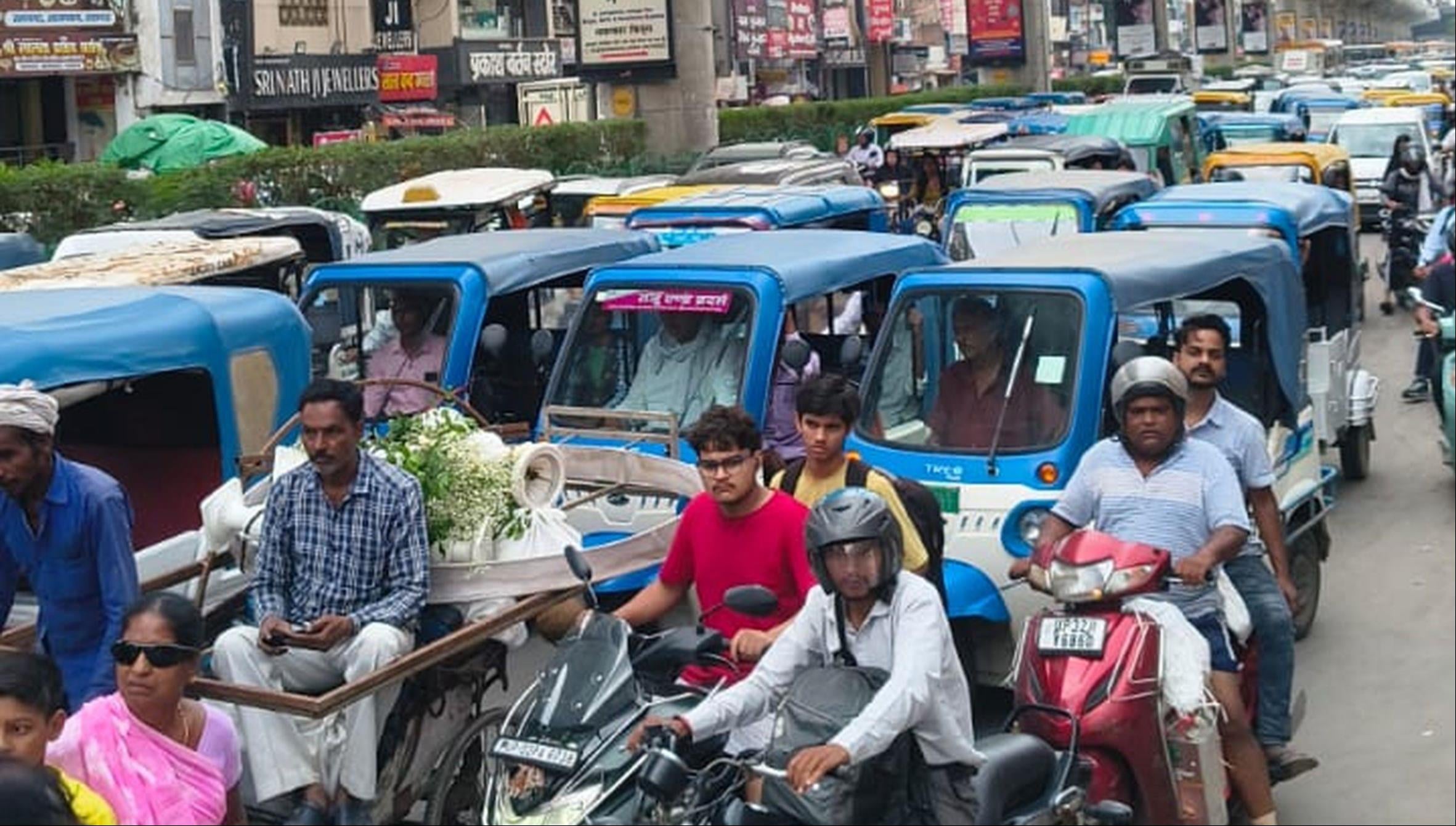 कानपुर रोड पर लोगों के प्रदर्शन से लंबा जाम लग गया। 