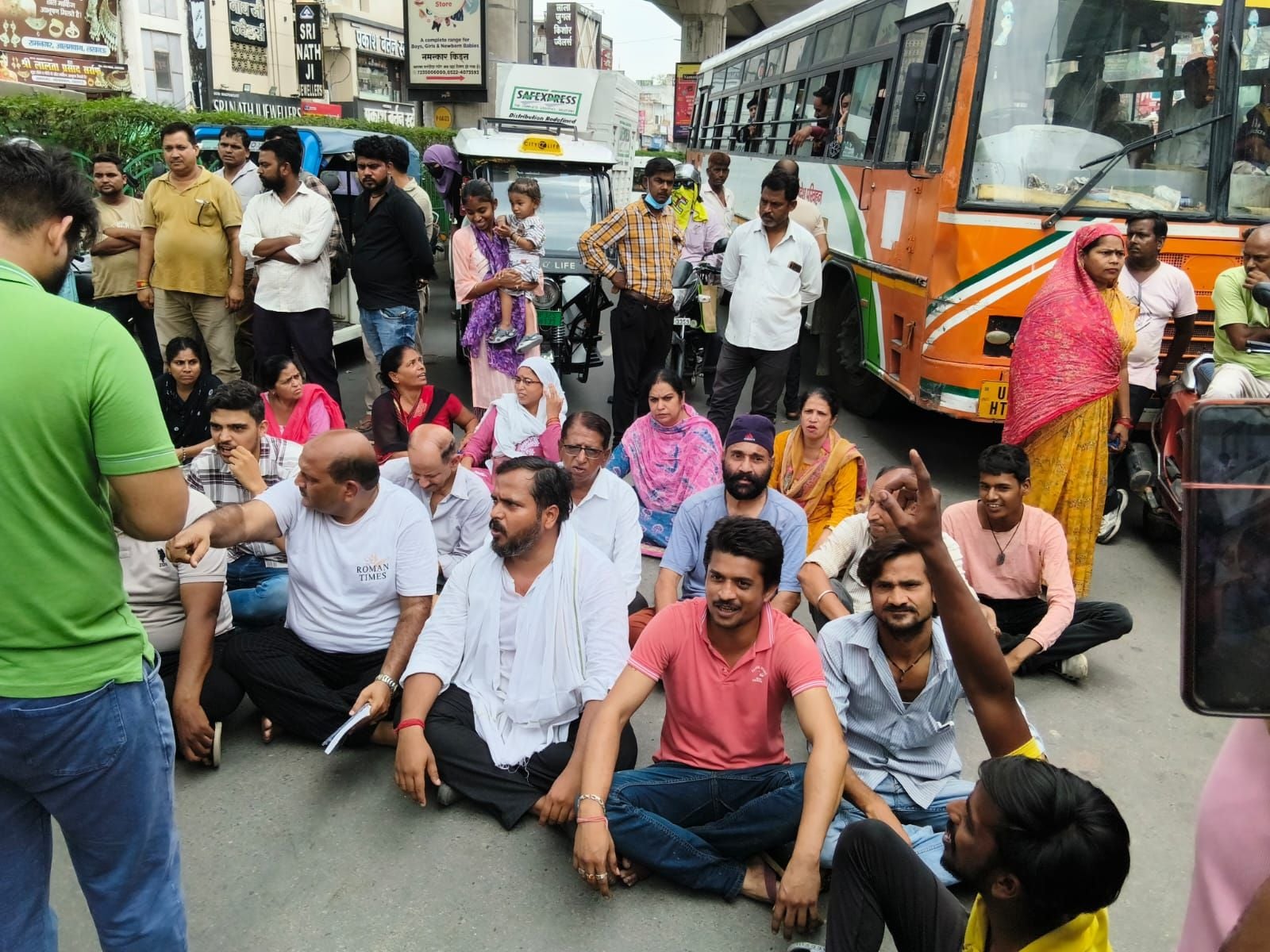 कानपुर रोड पर लोगों के प्रदर्शन से लंबा जाम लग गया। 