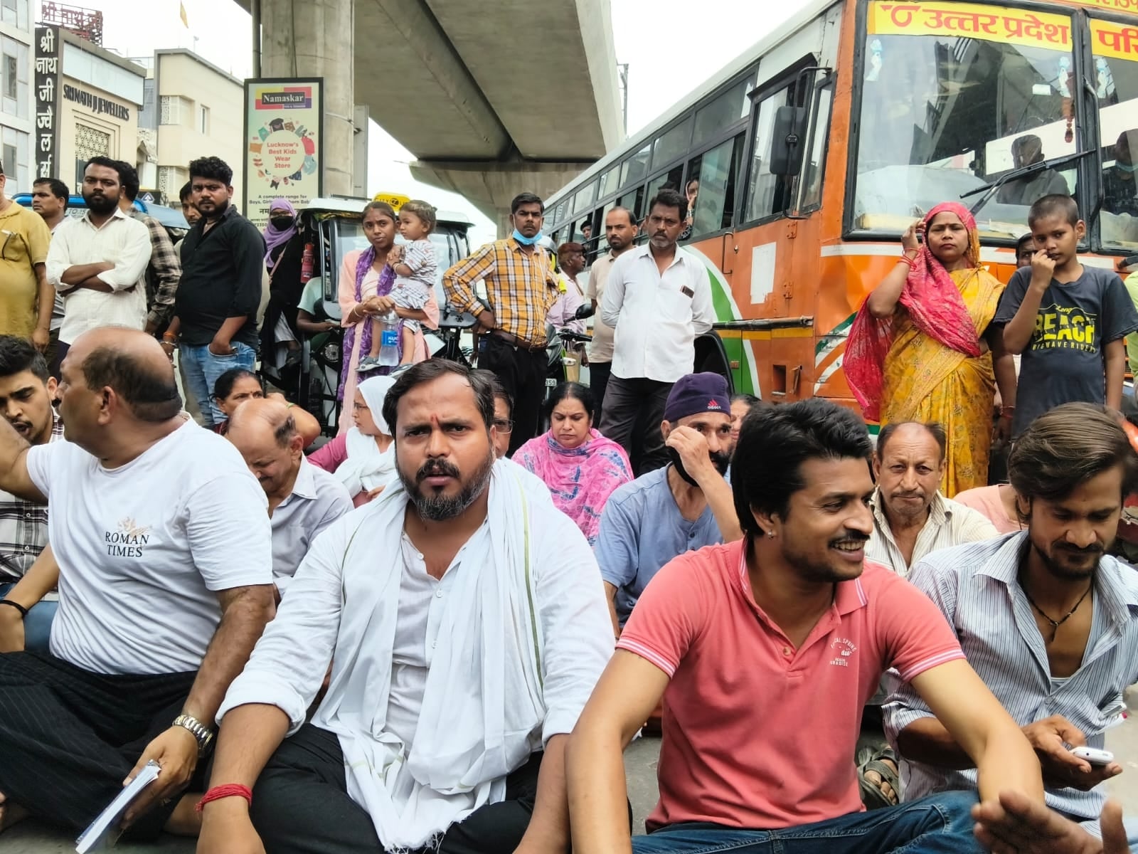 कानपुर रोड पर लोगों के प्रदर्शन से लंबा जाम लग गया। 