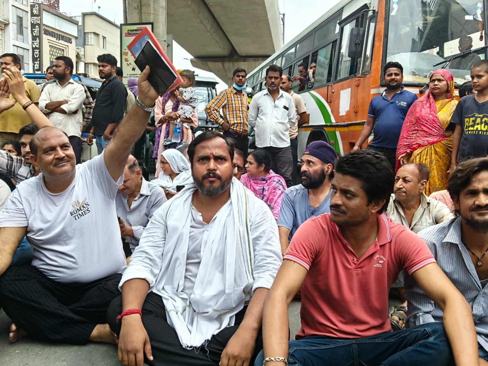 कानपुर रोड पर लोगों के प्रदर्शन से लंबा जाम लग गया। 