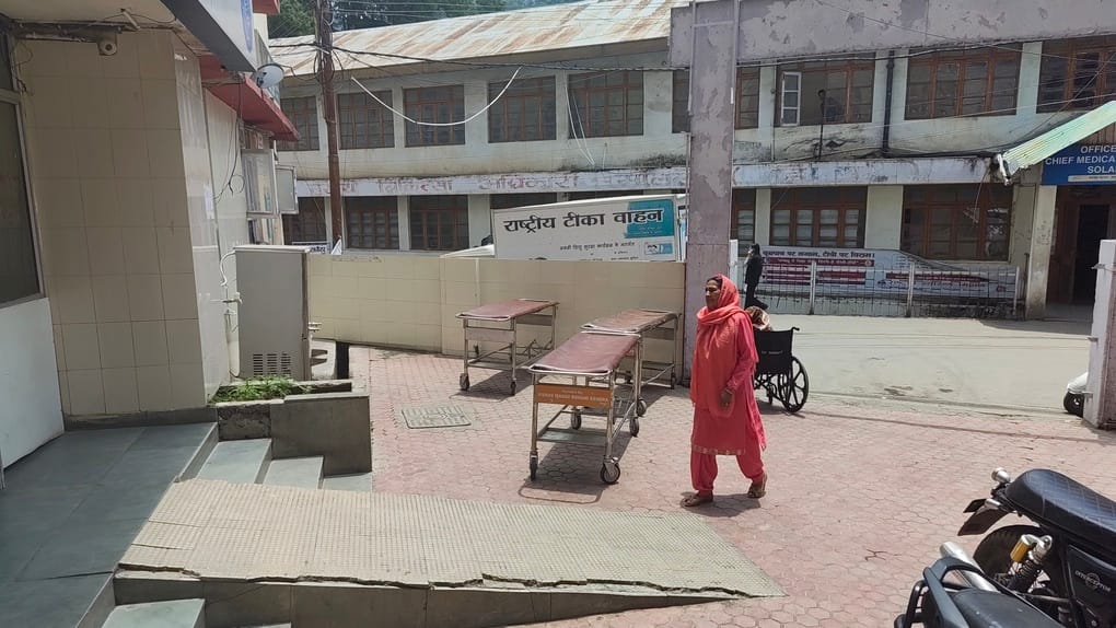 क्षेत्रीय अस्पताल सोलन में सोमवार को खड़े स्टाफ कर्मियों के वाहन। संवाद
