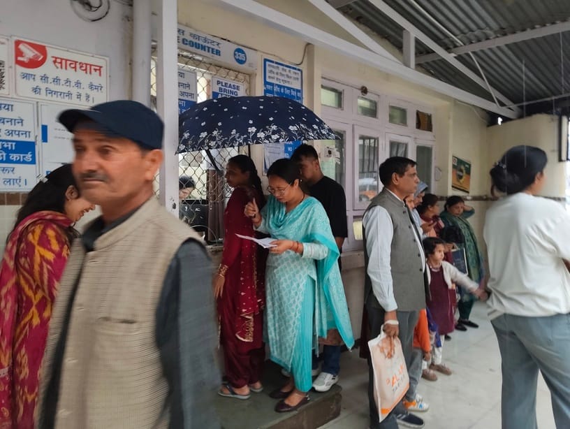 क्षेत्रीय अस्पताल सोलन में सोमवार को पर्ची काउंटर पर लगी मरीजों की लंबी कतारें। संवाद , ग्राउंड