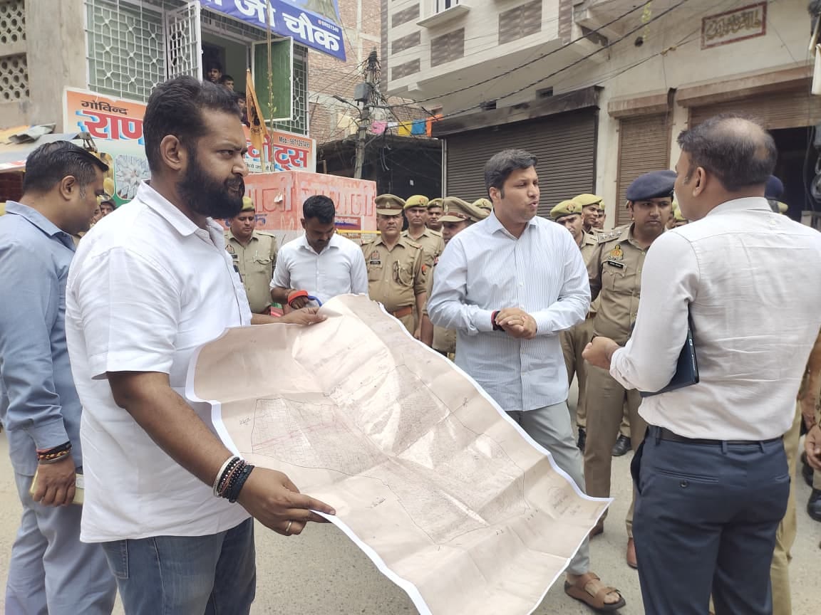 खोड़ा में सत्यापन अभियान के लिए मौजूद पुलिस फोर्स। अमर उजाला