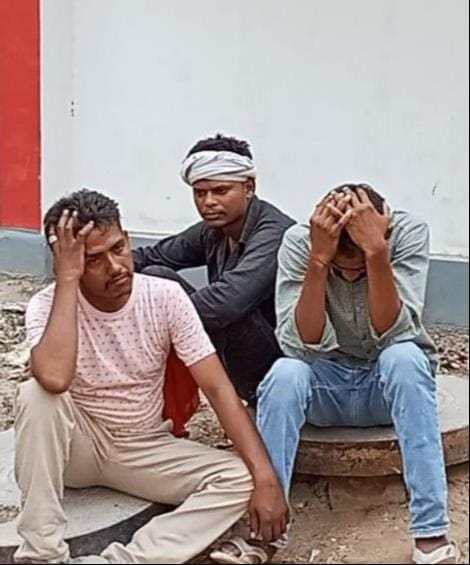 मड़िहान के पटेवर गांव में तालाब में डूबने से शेष प्रकाश के मौत के बाद रोती मां व अन्य। स्रोत-स