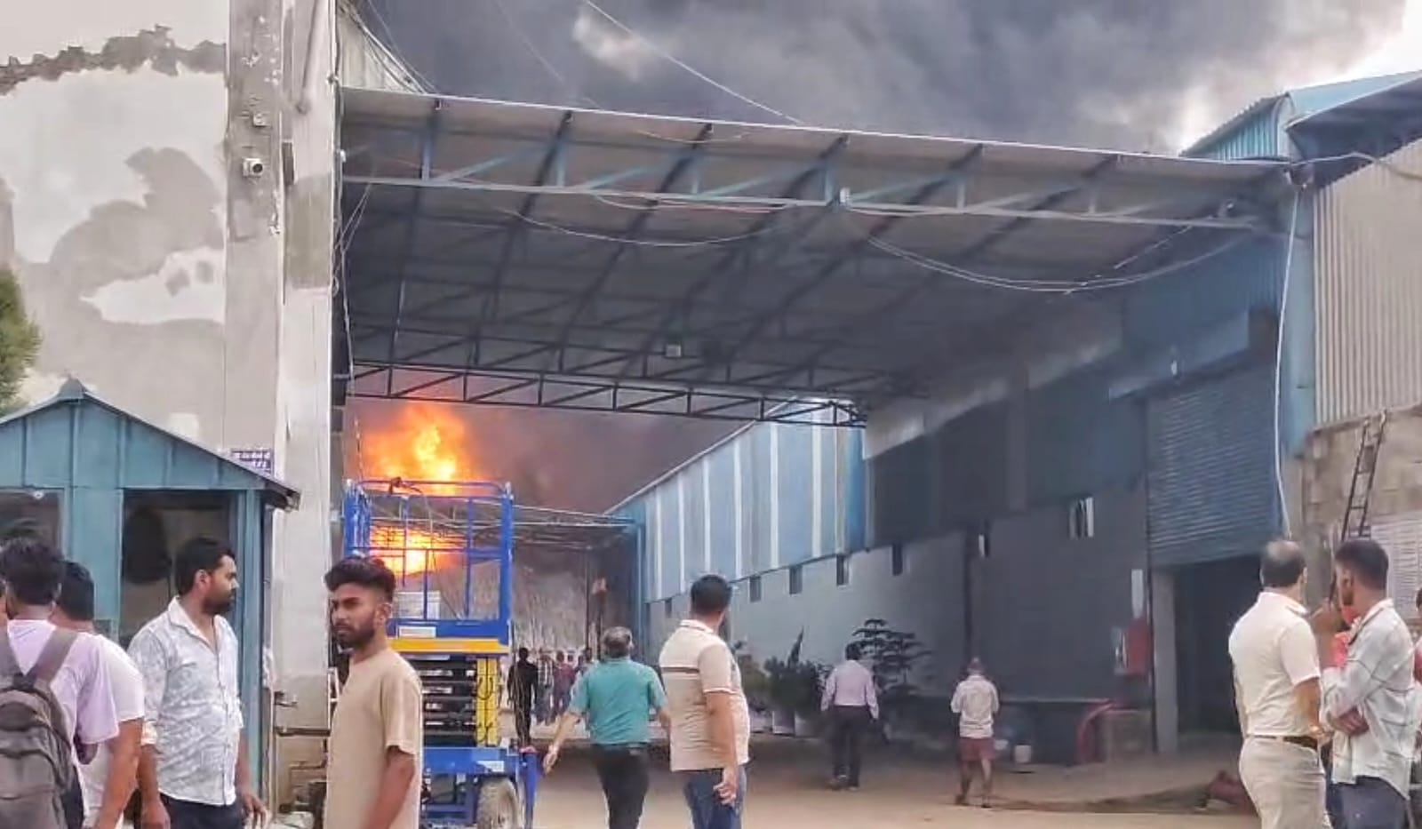 मंडोर गांव की जिंदल फोम फैक्टरीमें लगी आग को रूककर देखते हुए राहगीर: सोशल मीडिया