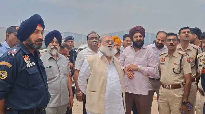 मंडोर गांव की जिंदल फोम फैक्टरीमें लगी आग को रूककर देखते हुए राहगीर: सोशल मीडिया