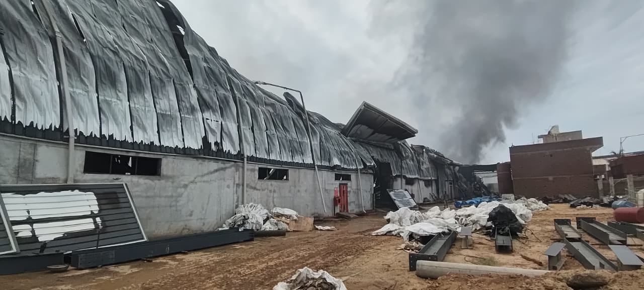 मंडोर गांव की जिंदल फोम फैक्टरीमें लगी आग को रूककर देखते हुए राहगीर: सोशल मीडिया