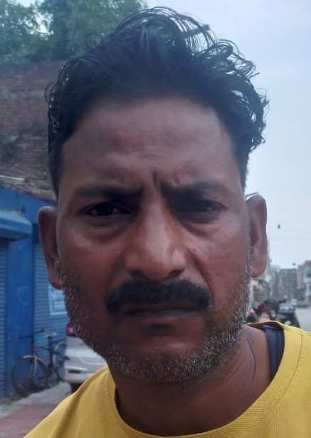 मोहल्ला भारद्वाजी के बाहर खड़ा टैंकर। संवाद