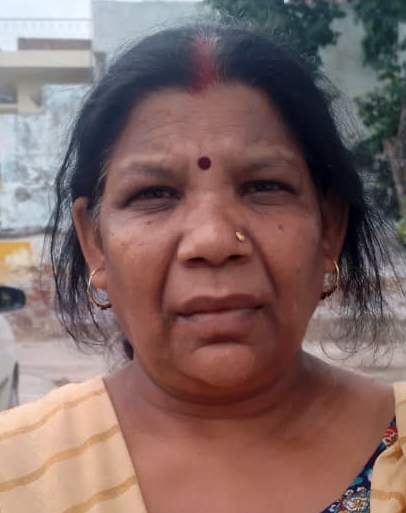 मोहल्ला भारद्वाजी के बाहर खड़ा टैंकर। संवाद