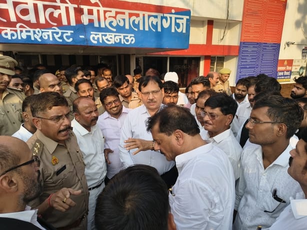 मोहनलालगंज थाने में प्रदर्शन करते अधिवक्ता।