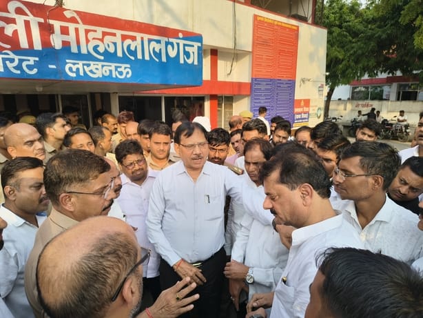 मोहनलालगंज थाने में प्रदर्शन करते अधिवक्ता।