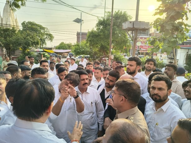 मोहनलालगंज थाने में प्रदर्शन करते अधिवक्ता।