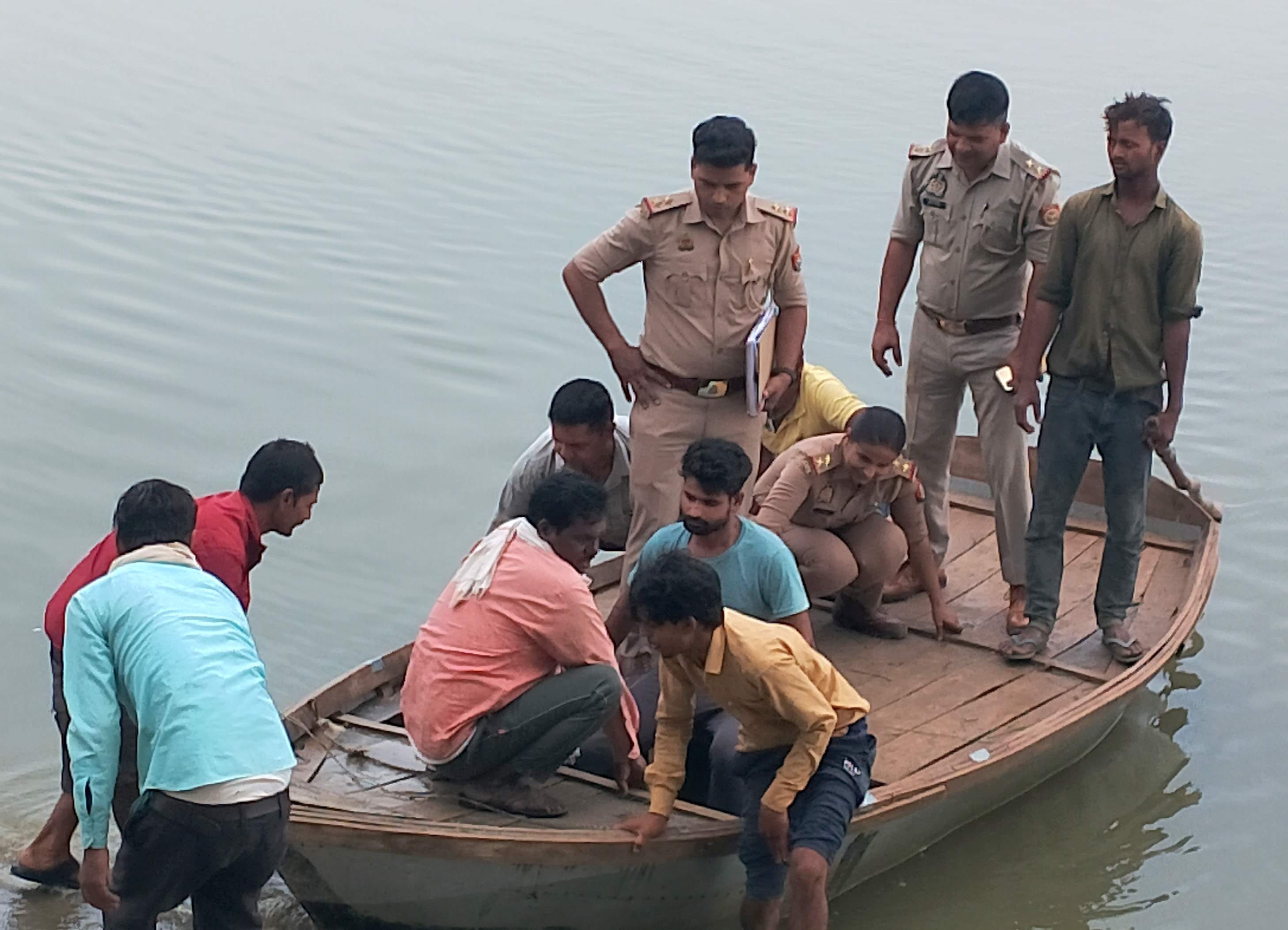 मिर्जापुर में रोते बिलखते मृतक रामबरन के परिजन। संवाद
