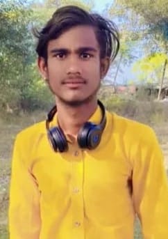 मिर्जापुर में रोते बिलखते मृतक रामबरन के परिजन। संवाद