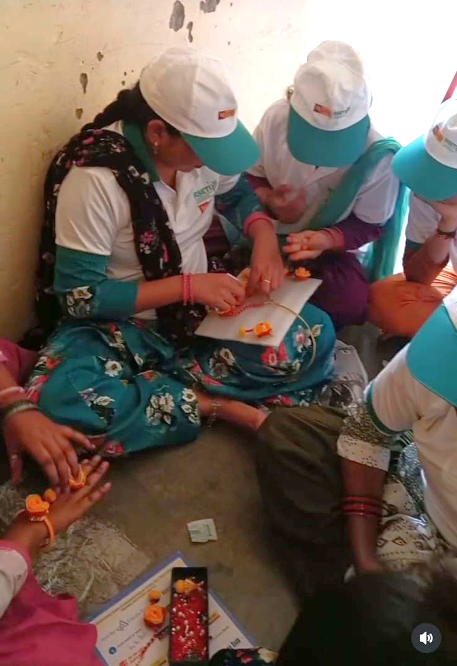 प्रशिक्षण के दौरान समूह की महिलाओं को जानकारी देतीं प्रशिक्षिका। स्वयं