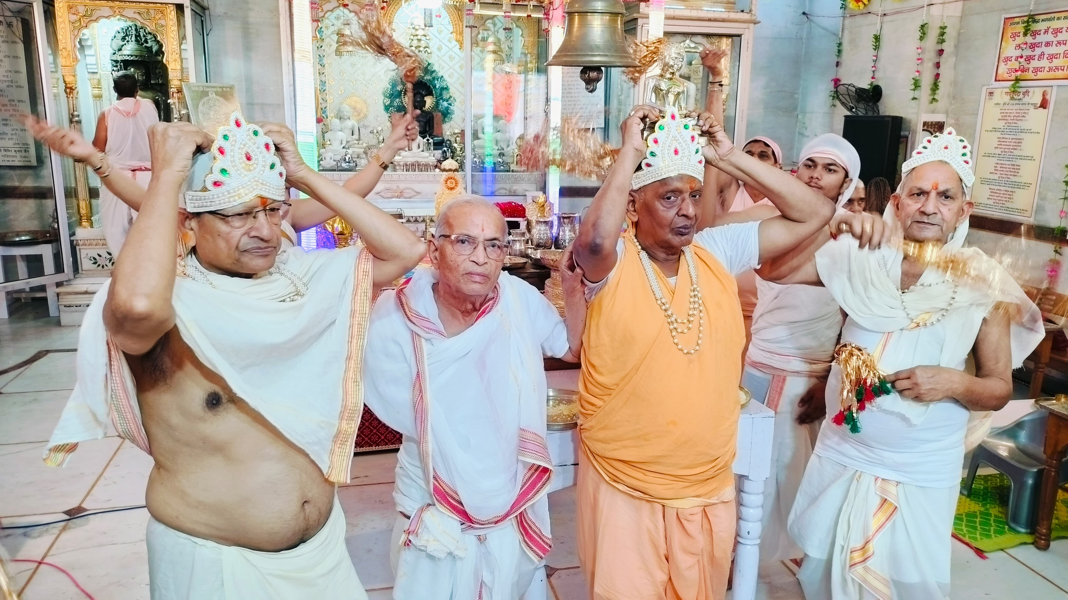 प्राचीन दिगंबर जैन बड़े मंदिर में पूजा अर्चना करते श्रद्धालु स्रोत संवाद