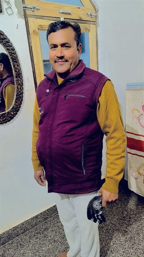 पूर्व प्रधान की कार, अवनीश की फाइल फोटो, और घायल भाई। 