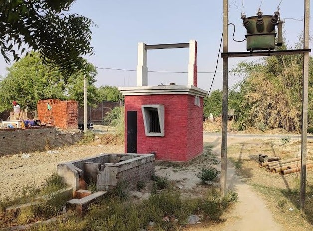 पवई के भरचकिया में खराब पड़ा राजकीय नलकूप। संवाद पवई के भरचकिया में खराब पड़ा राजकीय नलकूप। संवाद