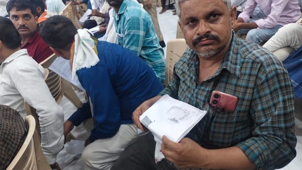 स्टांप पेपर को लेकर शिकायत करने पहुंचे लोग