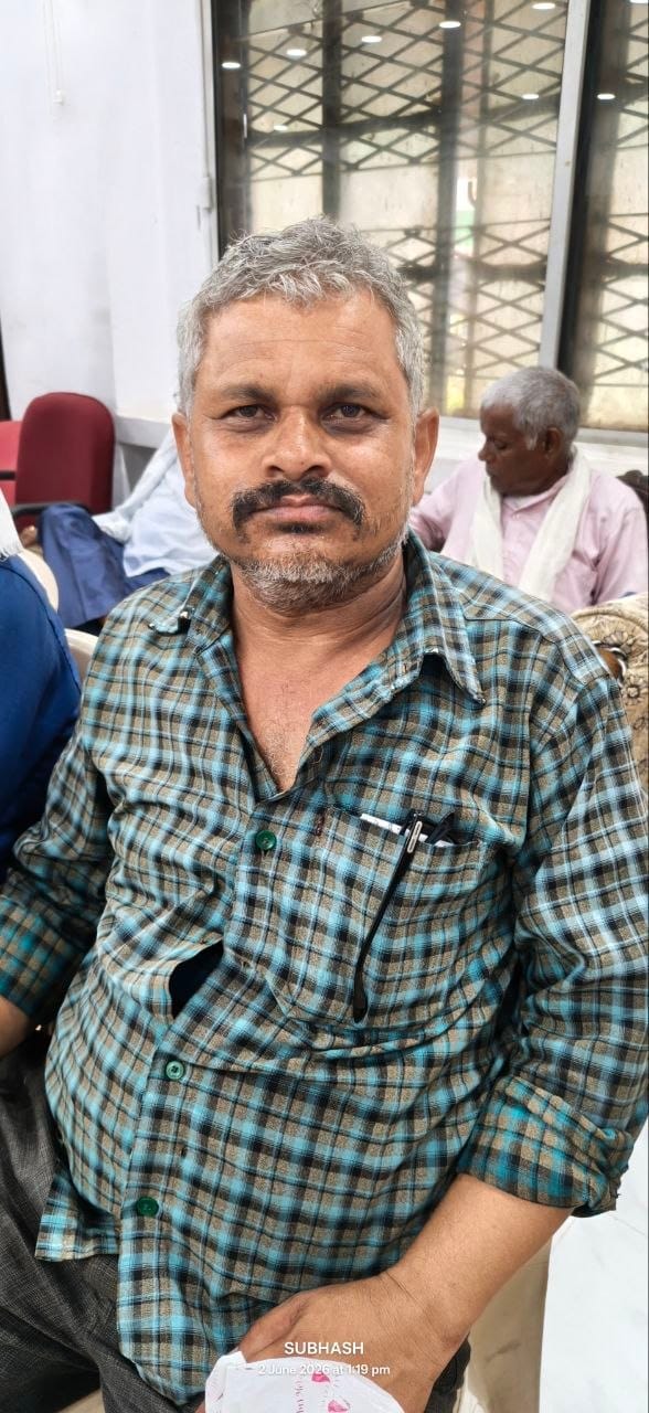 स्टांप पेपर को लेकर शिकायत करने पहुंचे लोग
