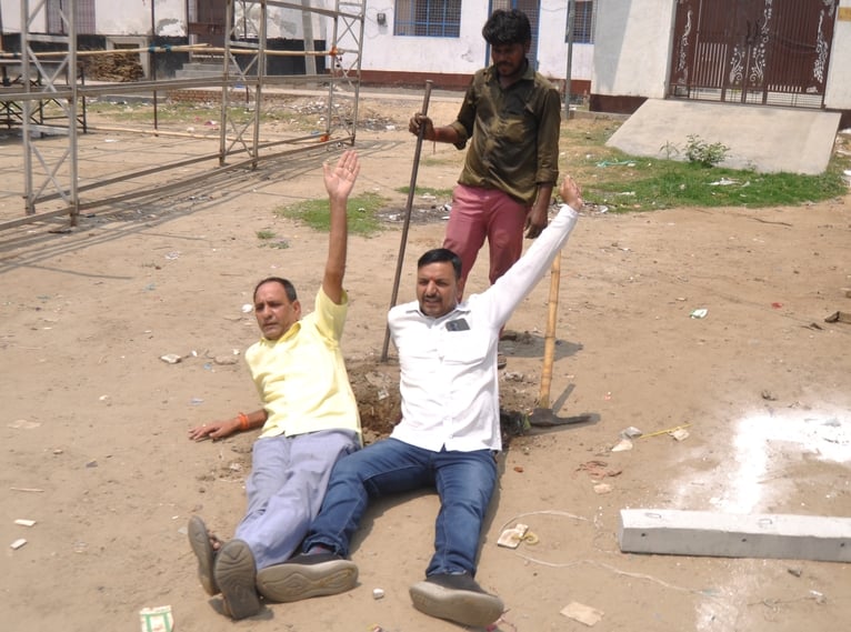 रामलीला मैदान में सड़क पर बैठकर प्रदर्शन करते रामलीला समिति के पदाधिकारी। संवाद रामलीला मैदान में सड़क पर बैठकर प्रदर्शन करते रामलीला समिति के पदाधिकारी। संवाद