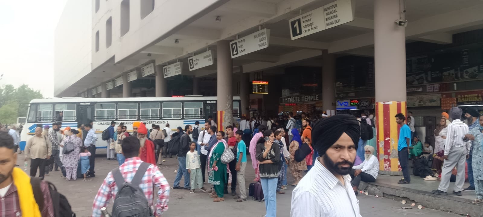 सोमवार सुबह ऊना बस स्टैंड में अपने गंतव्य की और जाने के लिए जमा यात्री ।संवाद
