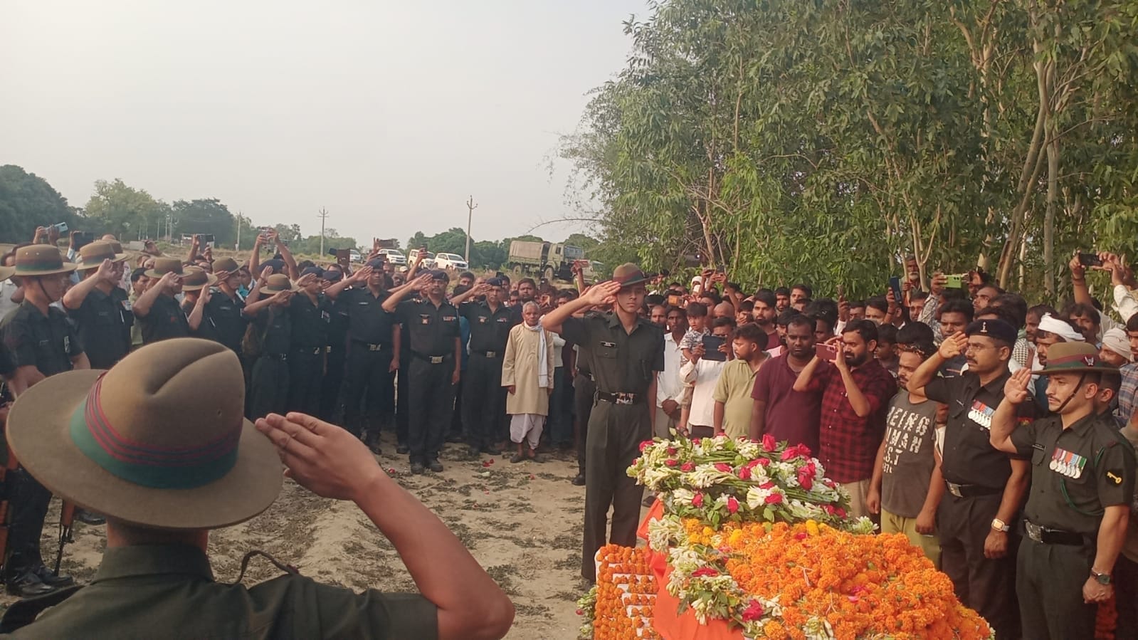 सैन्य सम्मान के साथ सेना नायक का किया गया अंतिम संस्कार। सैन्य सम्मान के साथ सेना नायक का किया गया अंतिम संस्कार।