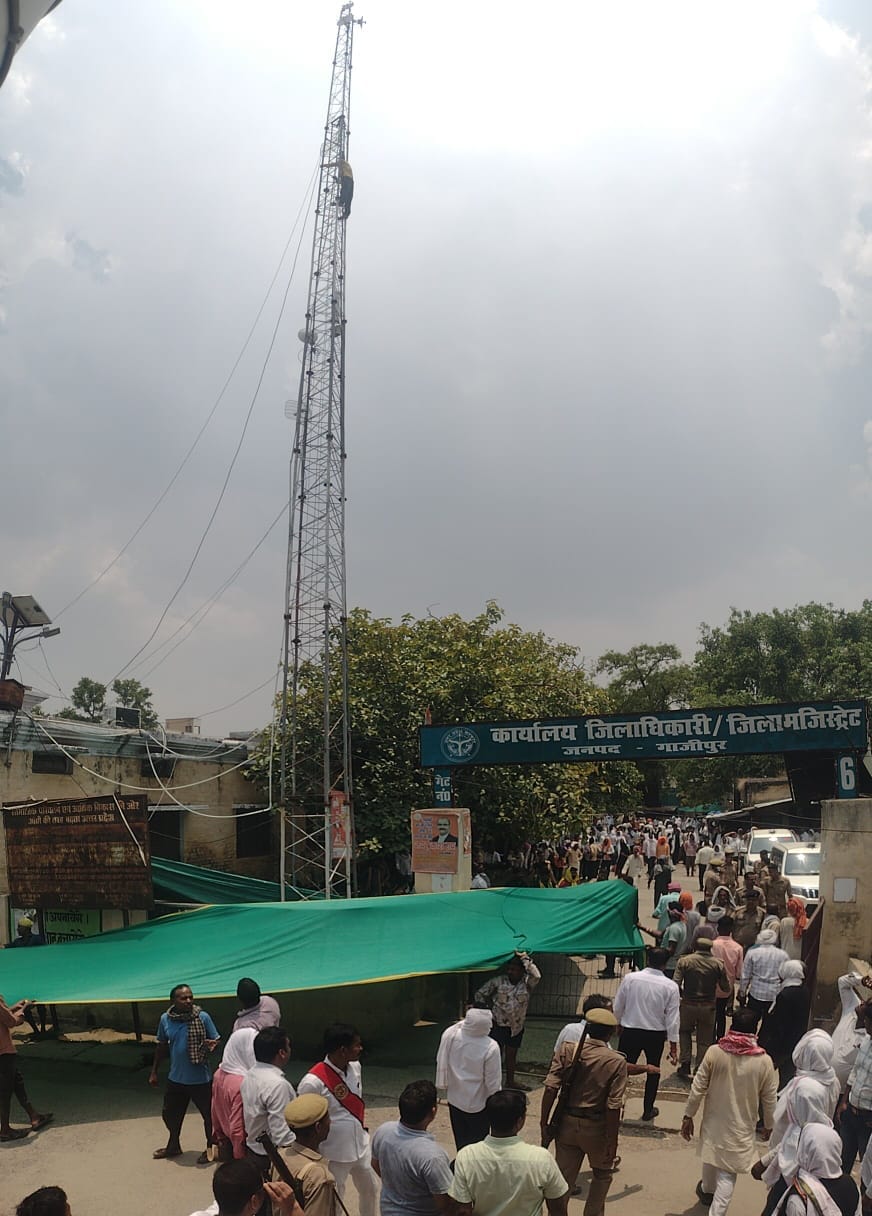 सदर एसडीएम न्यायालय के छत पर चढ़कर संजीत चौहान को नीचे उतरने की आग्रह करता भतीजी रजनी, भतीजा शि