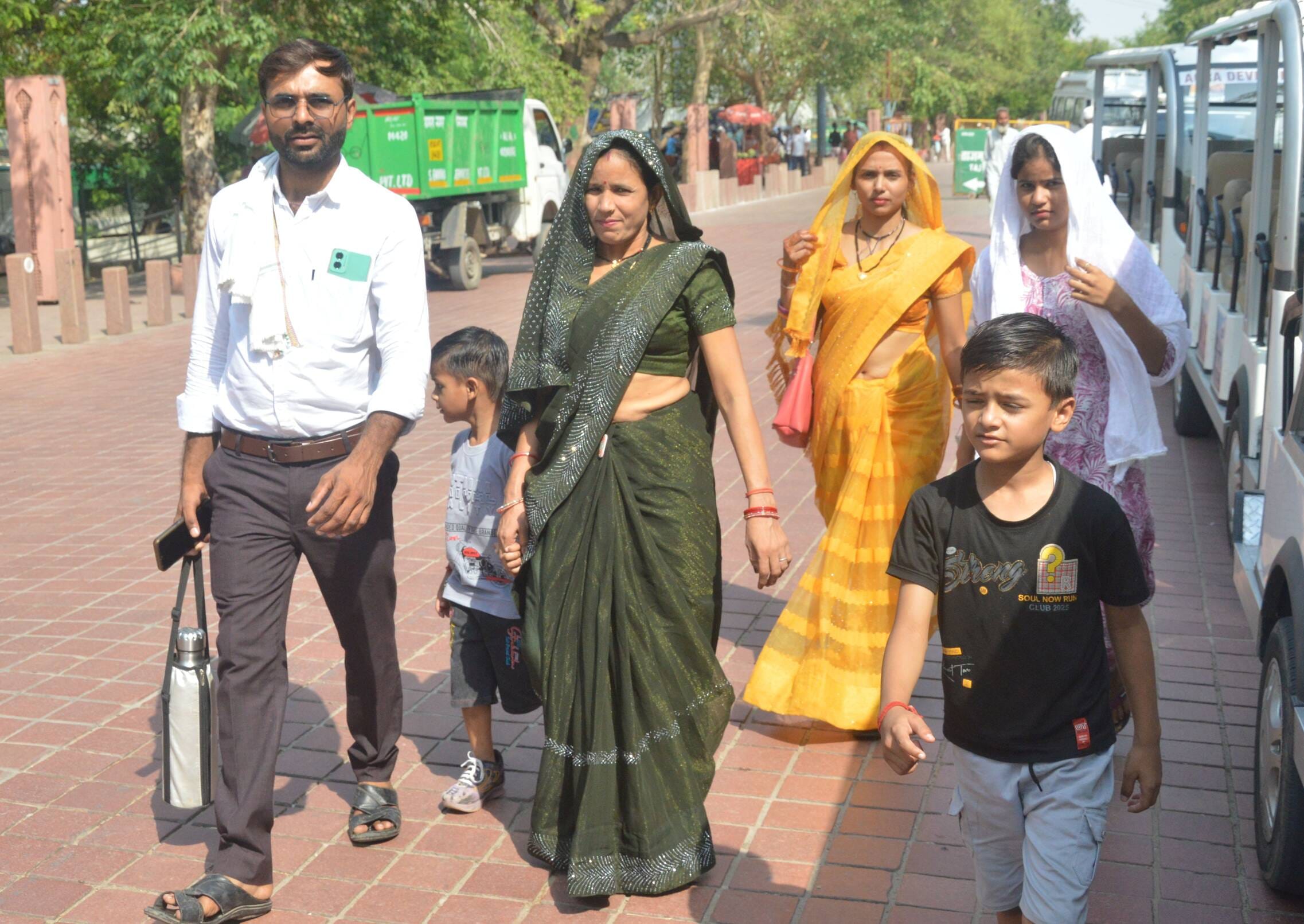 शिल्पग्राम पार्किंग बंद होने पर गाड़ी को दूर खडीकर पैदल जाते पर्यटक। संवाद