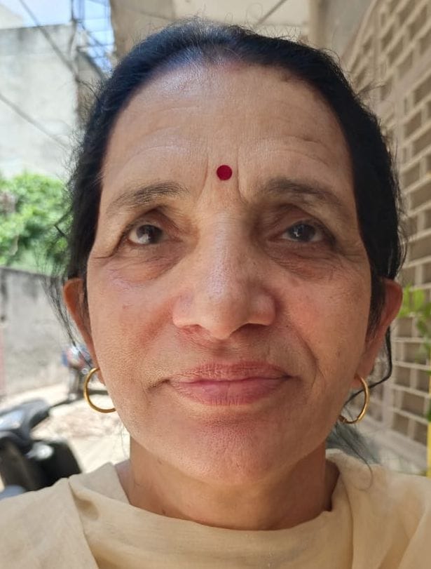 10-शहर के मॉडल टाउन की गोल मार्केट के पास पेयजल लाइन लीकेज तलाशने के लिए गली को तोड़ते श्रमिक। 