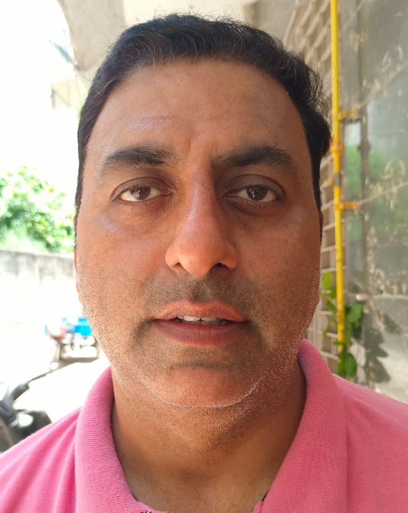10-शहर के मॉडल टाउन की गोल मार्केट के पास पेयजल लाइन लीकेज तलाशने के लिए गली को तोड़ते श्रमिक। 