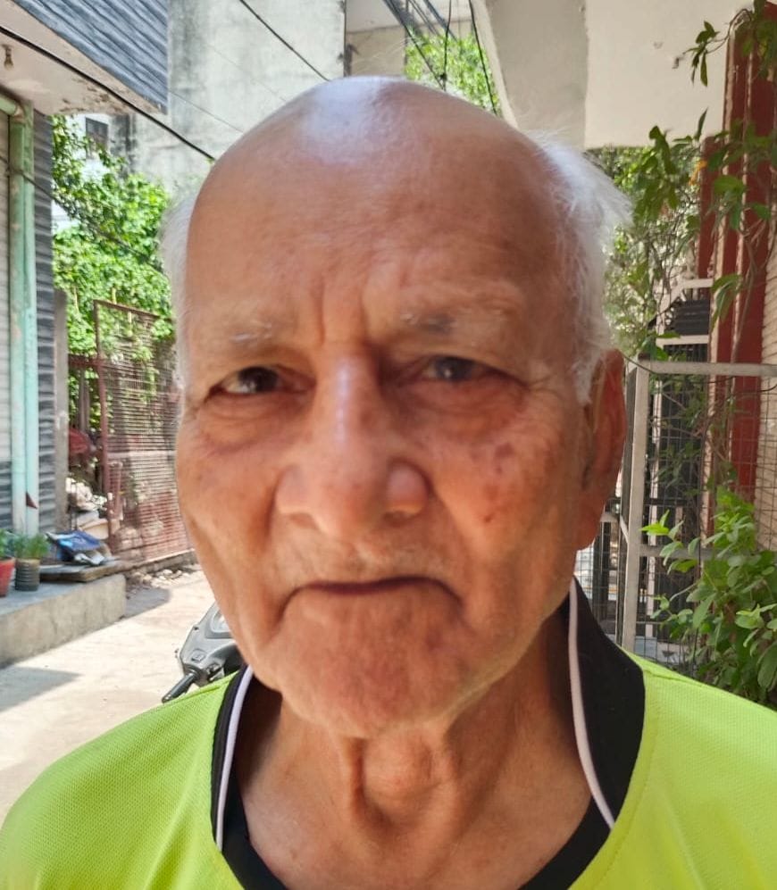 10-शहर के मॉडल टाउन की गोल मार्केट के पास पेयजल लाइन लीकेज तलाशने के लिए गली को तोड़ते श्रमिक। 