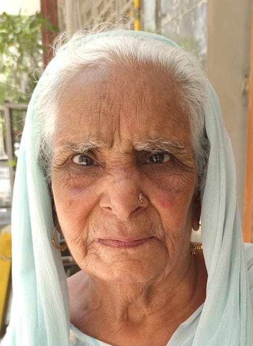 10-शहर के मॉडल टाउन की गोल मार्केट के पास पेयजल लाइन लीकेज तलाशने के लिए गली को तोड़ते श्रमिक। 