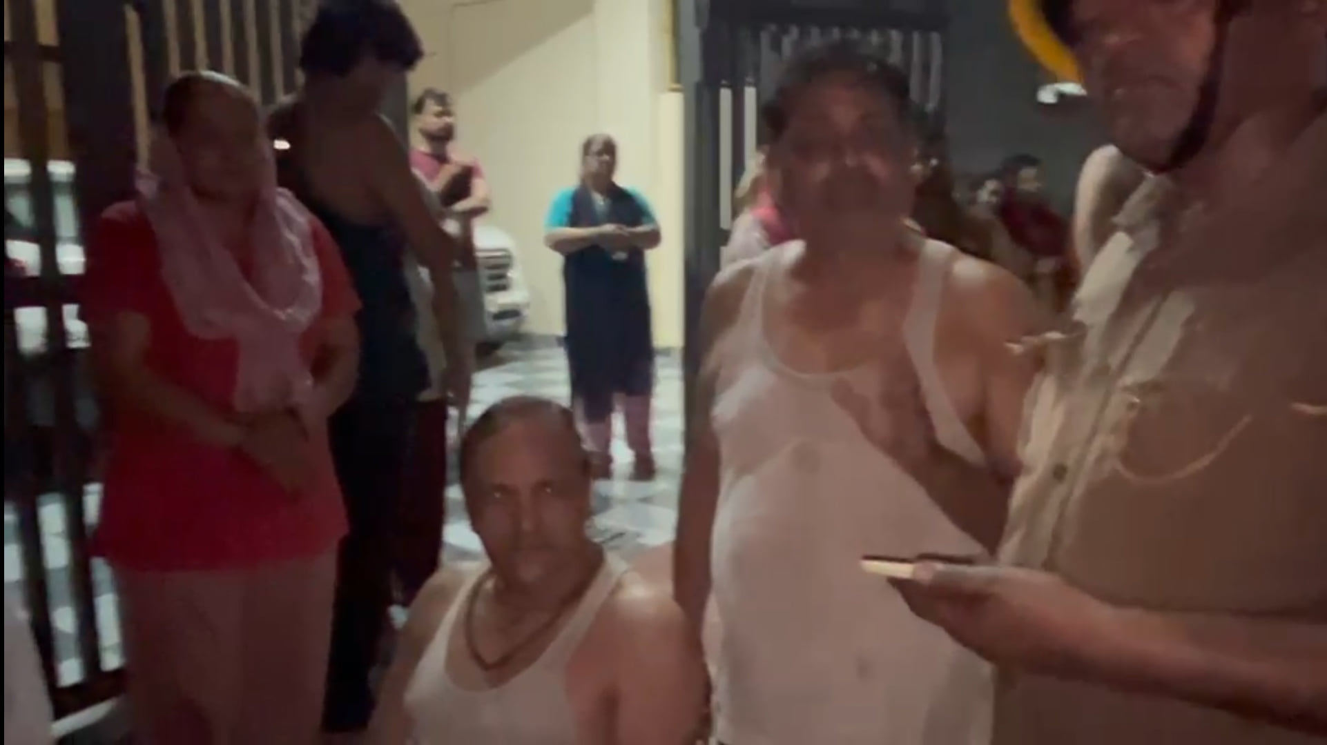 अवंतिका स्थित फ्लैट में आग लगने के बाद जला सामान। संवाद अवंतिका स्थित फ्लैट में आग लगने के बाद जला सामान। संवाद