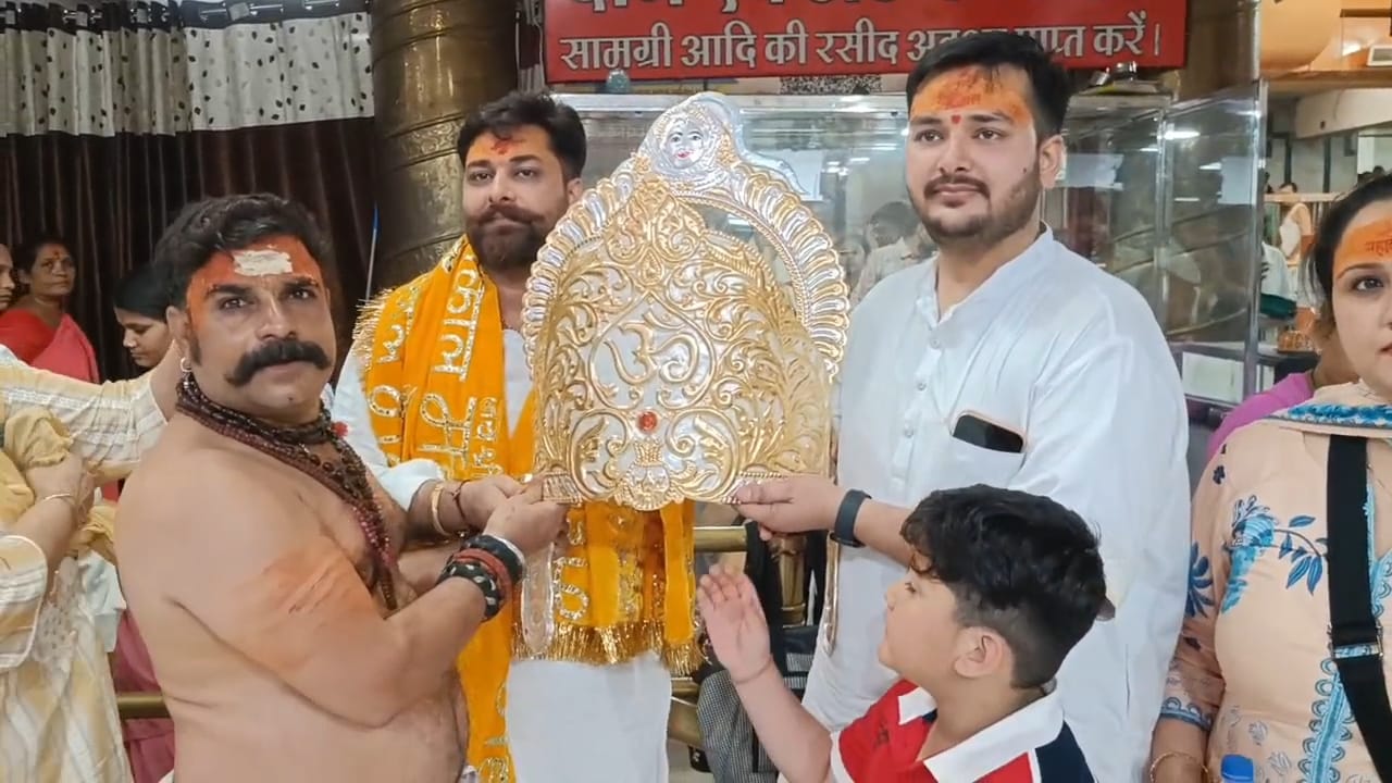 बाबा महाकाल को चढ़ाया चांदी का मुकुट बाबा महाकाल को चढ़ाया चांदी का मुकुट