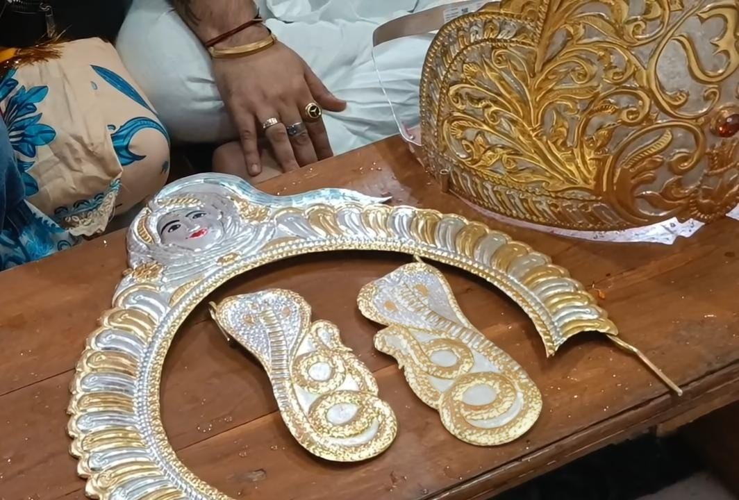 बाबा महाकाल को चढ़ाया चांदी का मुकुट बाबा महाकाल को चढ़ाया चांदी का मुकुट